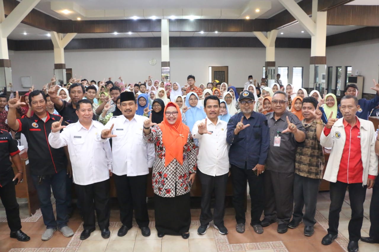 Wujudkan Indonesia Emas 2045 Melalui Literasi, Wabup Gresik Bu Min Buka Pelatihan Menulis Bagi Pelajar Gresik